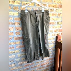 Chap’s Women’s Straight Wide-Leg Capri Chinos